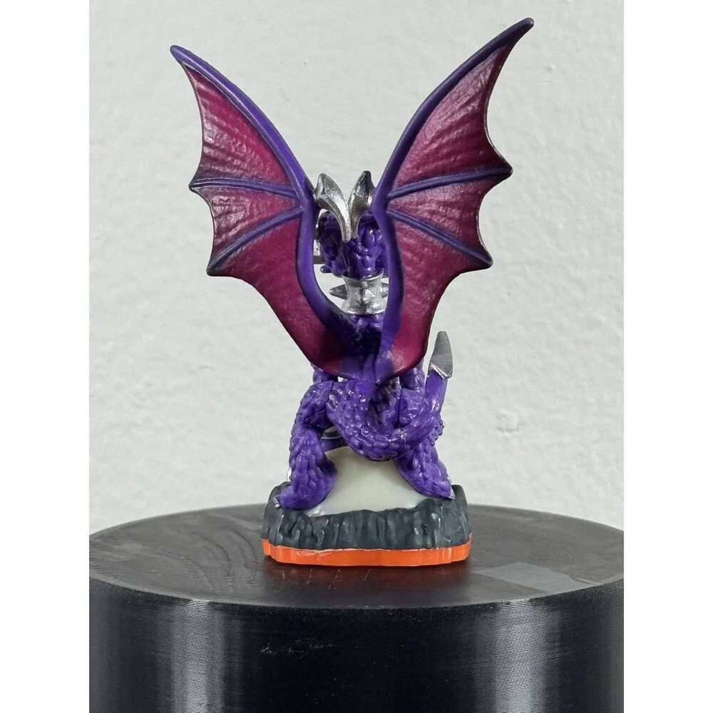 Series 2 Cynder Skylanders Giants Undead Figure Activision